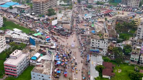 Vista-Aérea-De-Calles-Bulliciosas-Cerca-De-La-Terminal-De-Autobuses-De-Rupatoly-En-Barisal,-Bangladesh