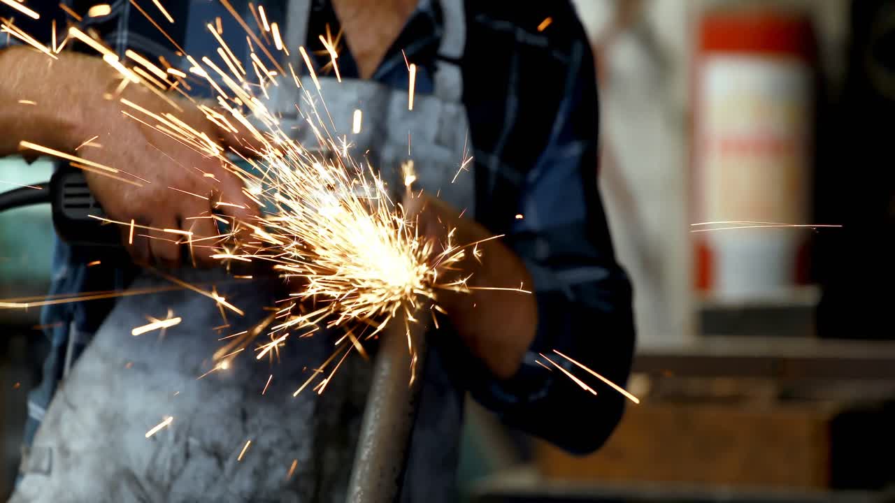 herrero usando la máquina de molienda en la barra 4k