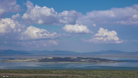 hermoso lapso de tiempo de nubes moviéndose sobre mono lago california 1