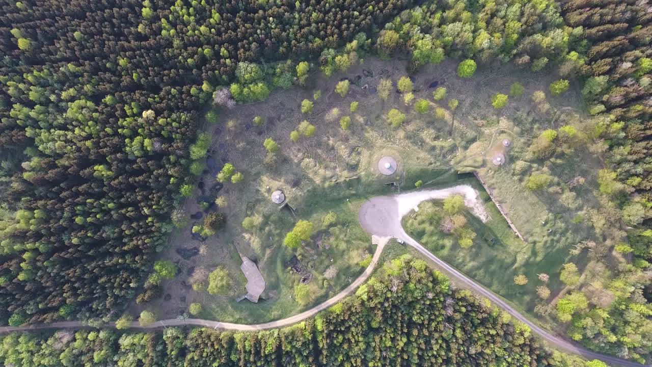 el famoso fuerte froideterre (ww1) en el bosque de verdun por drone. vista vertical