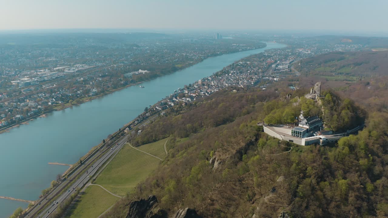 drone - toma aérea de la ruina drachenfels con el castillo drachenburg y el río rhine siebengebirge cerca de bonn - königswinter 30p