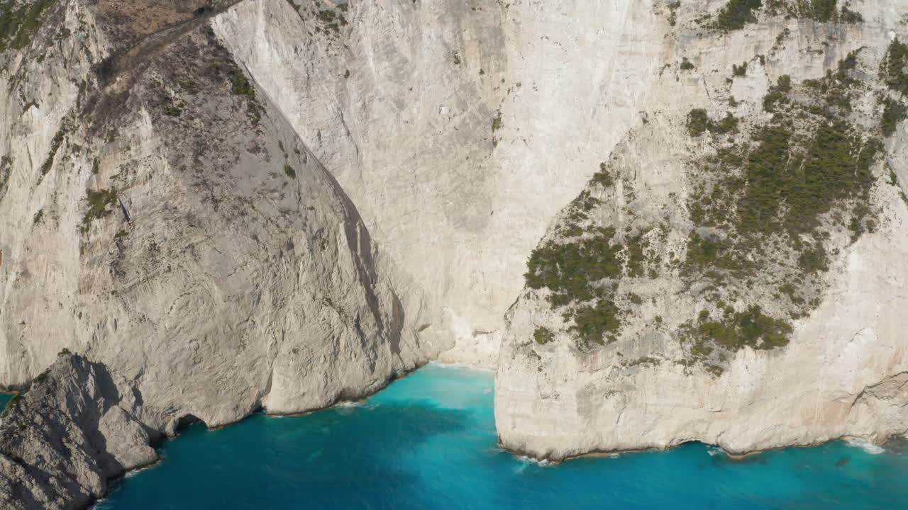 acantilados de roca blanca de zakynthos junto a una pequeña playa escondida en grecia -antena