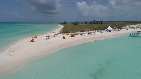 Wunderschöne-Tropische-Insel-Mit-Menschen-Zum-Sonnenbaden,-Spaziergänge-Entlang-Der-Küste,-Cayo-De-Agua-Los-Roques