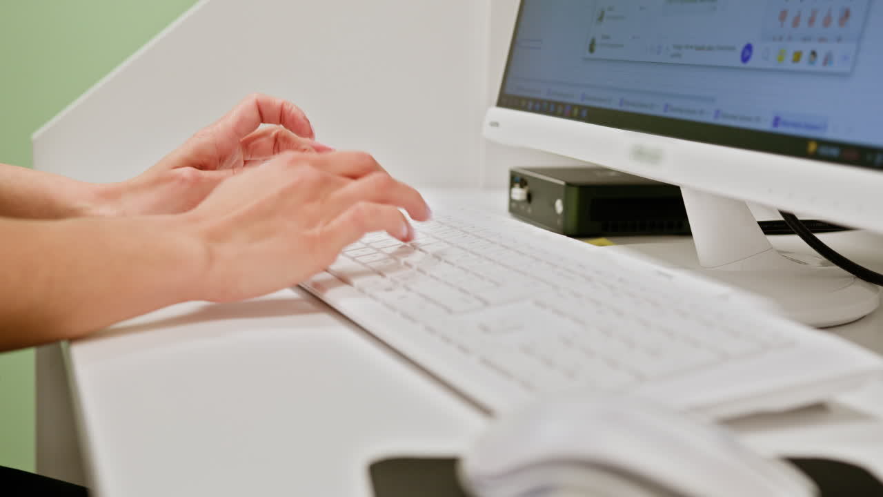 컴퓨터에서 타이핑하는 사람