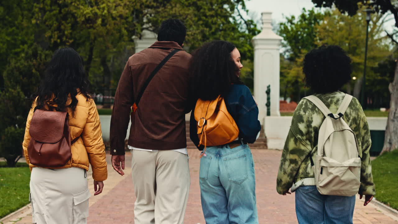 Grupo diversificado de jovens estudantes caminhando juntos no campus