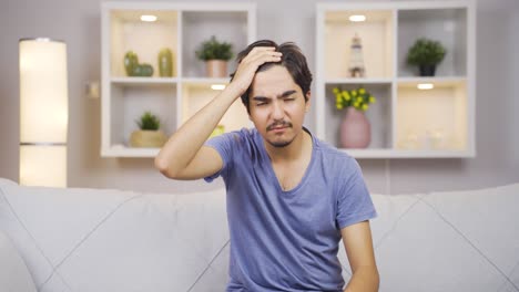 un hombre con arrugas y problemas en la piel es infeliz.