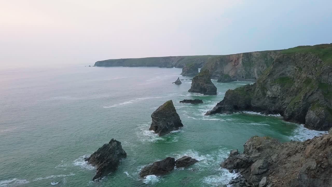 la costa de las montañas rocosas de bedruthan steps en inglaterra -antena