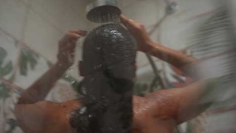 mujer lavándose el cabello en la ducha
