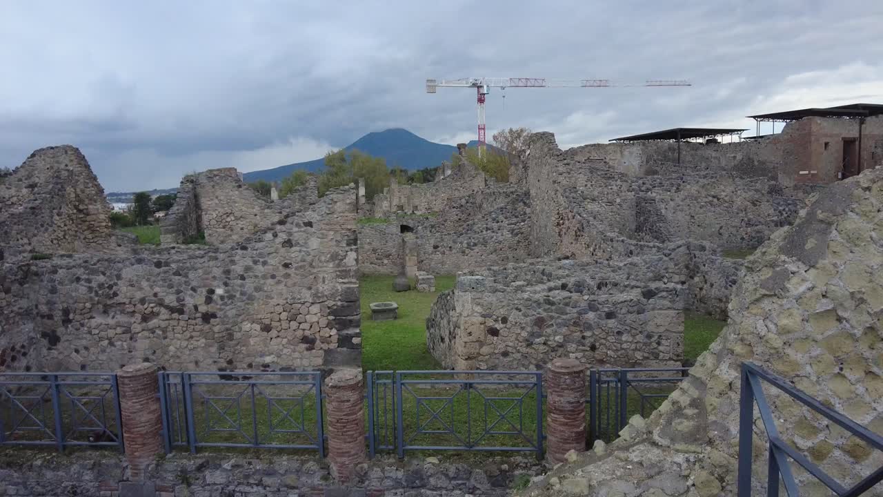 배경 에 건설 크레인 이 있는 이탈리아 폼페이 의 폐허