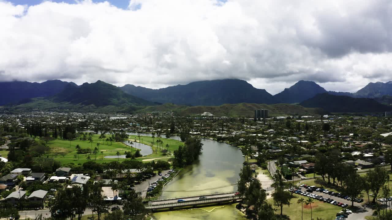 하와이의 카일루아 시를 가로지르는 어두운 강의 드론 촬영