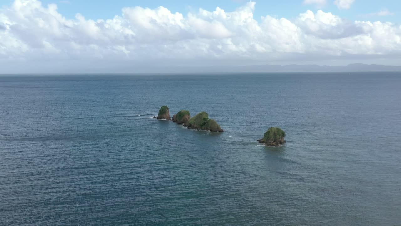 도미니카 공화국 사마나 베이의 바다 바위 주위를 공중으로 돌고 있습니다.