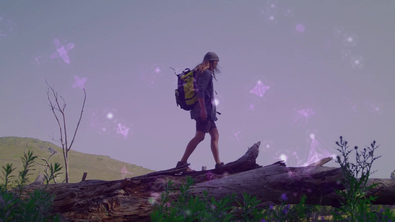 Wanderer mit Rucksack geht auf einem Baumstamm mit digitaler Überlagerung.