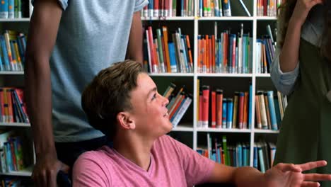 estudiantes interactuando entre sí en la biblioteca