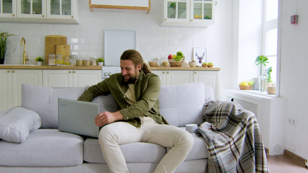 거실에 앉아 있는 남자