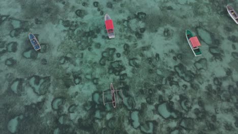 barcos en el océano índico en zanzíbar