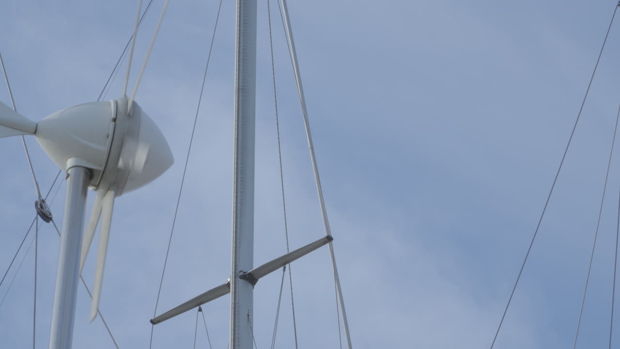 바람에 회전하는 블레이드를 가진 전자 바람 측정기