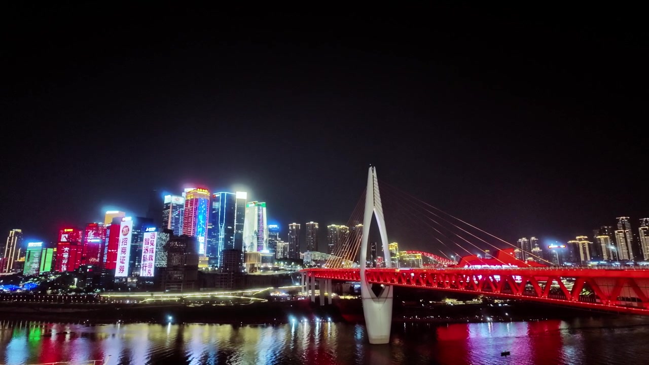 Veduta notturna del Ponte Qiansimen lungo il fiume Jialing a Chongqing, Cina - Ripresa panoramica
