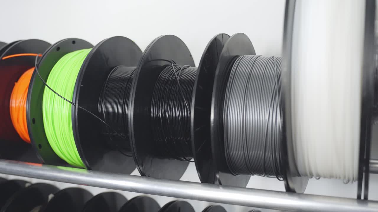 3d 프린팅 필라멘트의 다양한 다채로운 스풀의 느린 패닝  ⁇