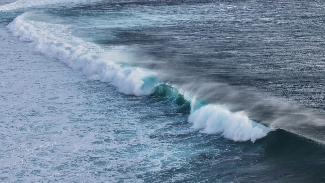 Powerful Ocean Waves Crashing on the Shore
