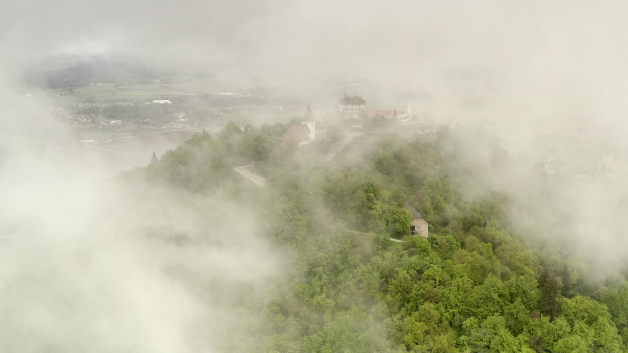 안개가 가득한 산 마을