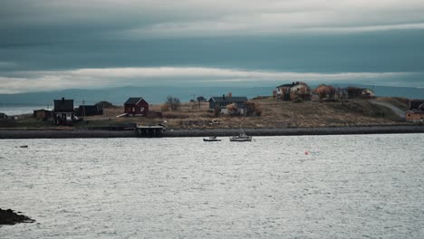 un pequeño pueblo de pescadores en el fiordo