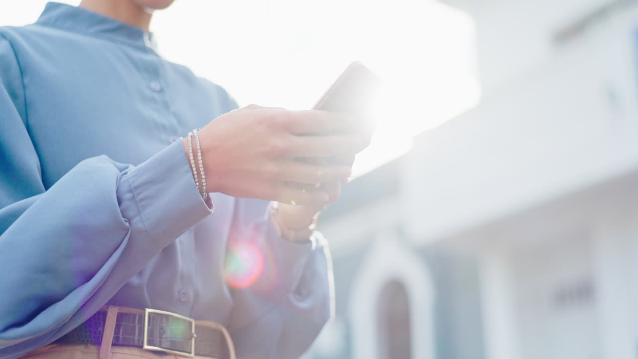 女性、スマートフォン、街中でのタイピング、ビジネス