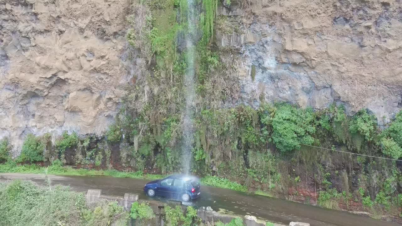 lavado de autos gratis en la "cascada de la carretera" en madeira