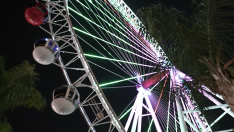 rueda de la fortuna en la noche, vista de ángulo bajo