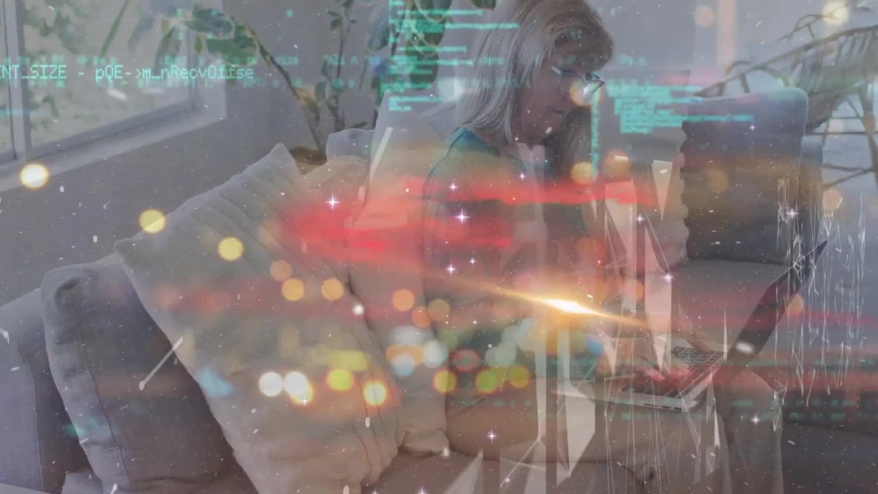 Animation af databehandling over en ældre kaukasisk kvinde, der bruger en bærbar computer.