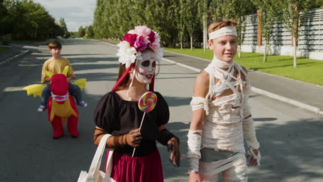 niños en halloween