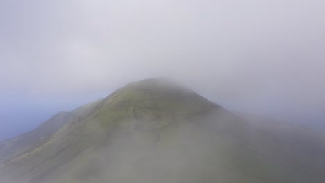 드론 돌리, 화산 산을 드러내는 낮은 구름, 피코 다 에스페란사, 상 호르헤 섬, 아조레스 제도, 포르투갈