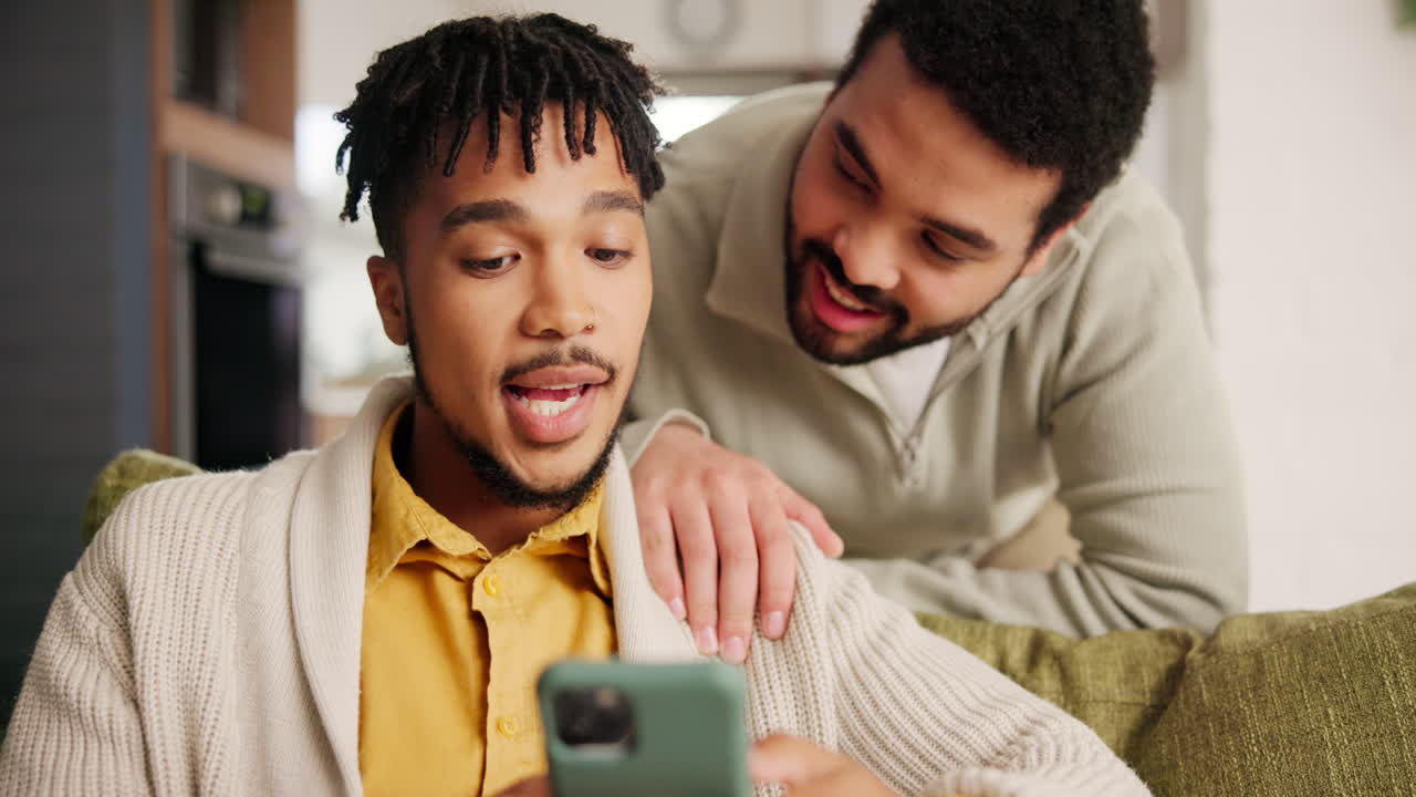 Due uomini che guardano uno smartphone
