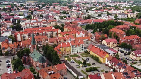 fotografía aérea cinematográfica de la ciudad de elk en polonia, vista aérea