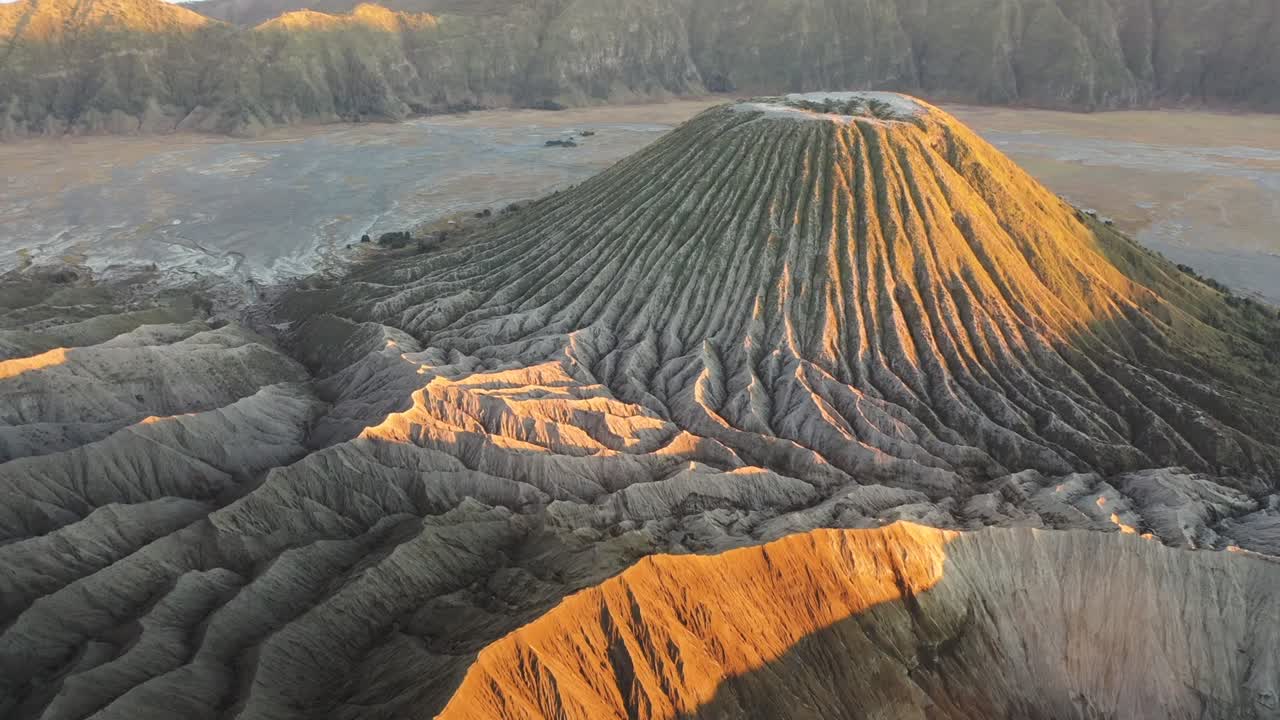 toma aérea del paisaje del monte bromo, luz de la mañana, toma de drones del monte bromo y el volcán batok