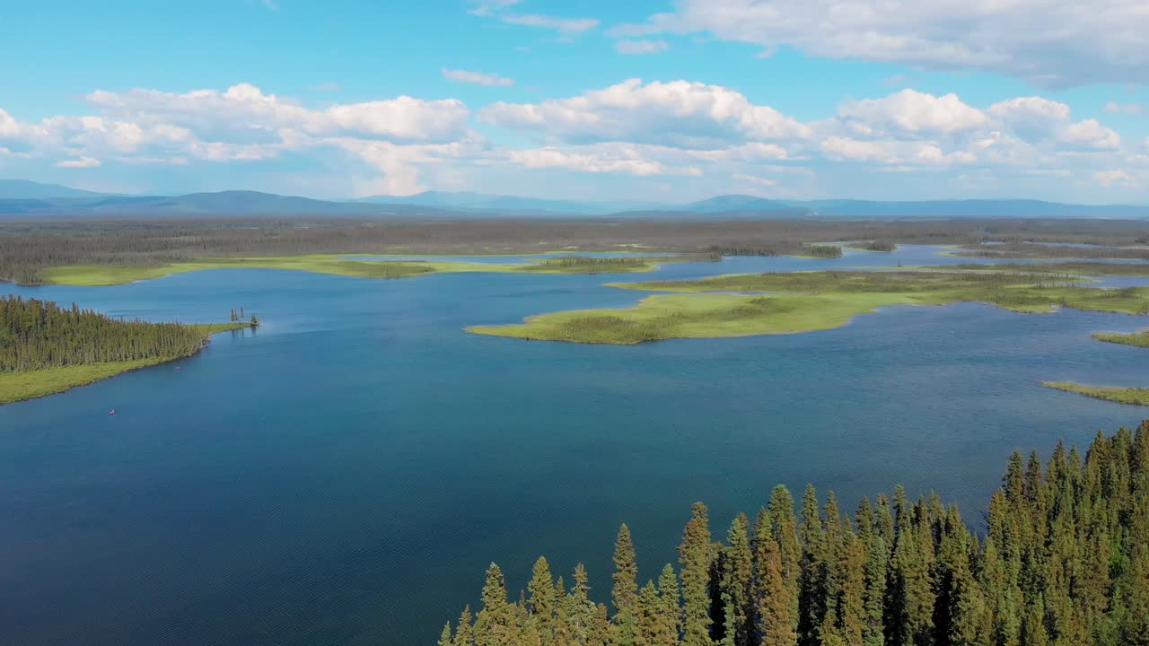 video de dron de 4k del lago clearwater cerca del cruce delta, ak durante el verano