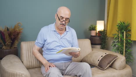 El-Anciano-Leyendo-El-Libro.