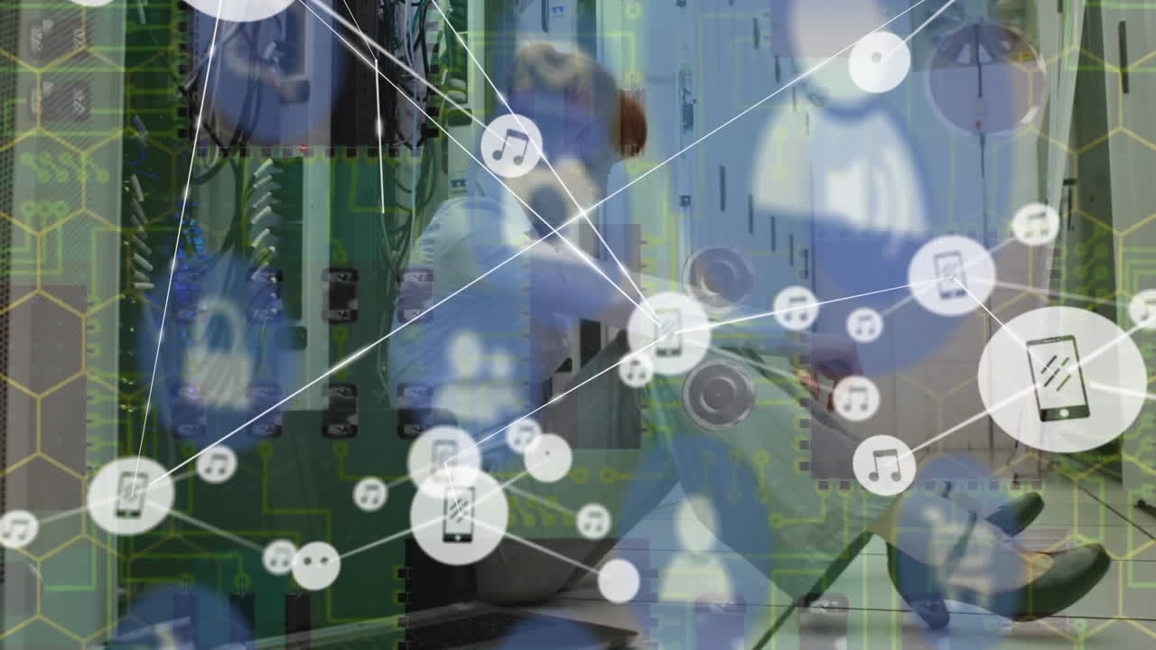 코카시안 여성 it 엔지니어에 대한 아이콘과의 연결 네트워크의 애니메이션