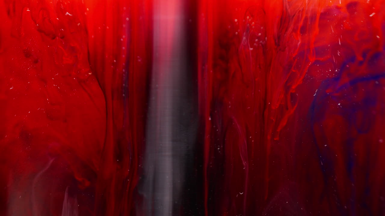 Inchiostro rosso vivace che turbina nell'acqua, macro, artistico e dinamico