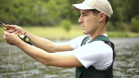 Toma-En-Cámara-Lenta-De-Un-Hombre-Caucásico-Lanzando-Su-Anzuelo-Mientras-Pesca-Con-Mosca-1