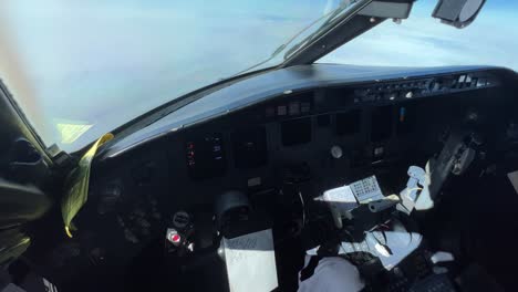 vista interior de la cabina de un jet desde el asiento del capitán en un vuelo real a nivel de crucero fl360