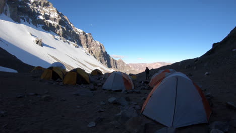 Zelte-Und-Eine-Person,-Die-Im-Lager-1-Am-Aconcagua-Spaziert