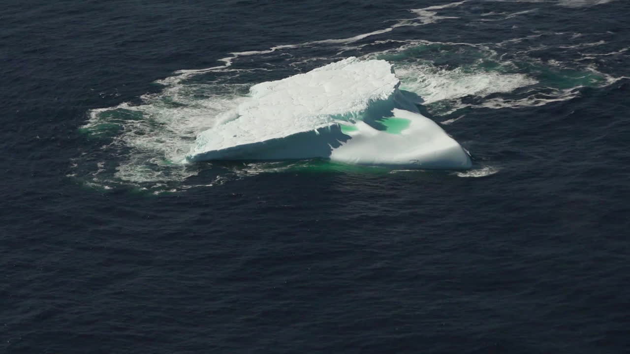 바다 1에 있는 큰 빙산의 공중