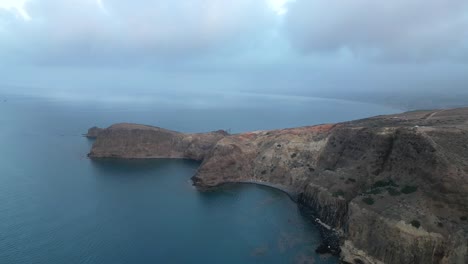 Magnífica-Vista-Aérea-Del-Mar-Mediterráneo-Con-Un-Cielo-Grisáceo-Lleno-De-Nubes