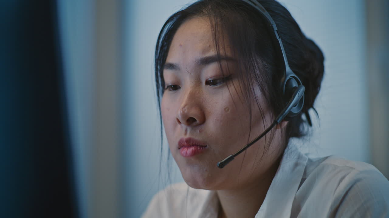 콜센터에서 일하는 여자