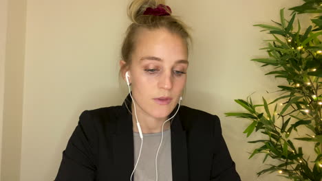 mujer joven en videollamada de negocios esperando que comience la reunión