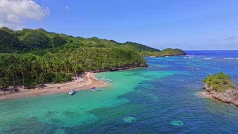 Exotic-coastal-waters-and-reefs,-palm-trees-and-tropical-seascape-in-Caribbean