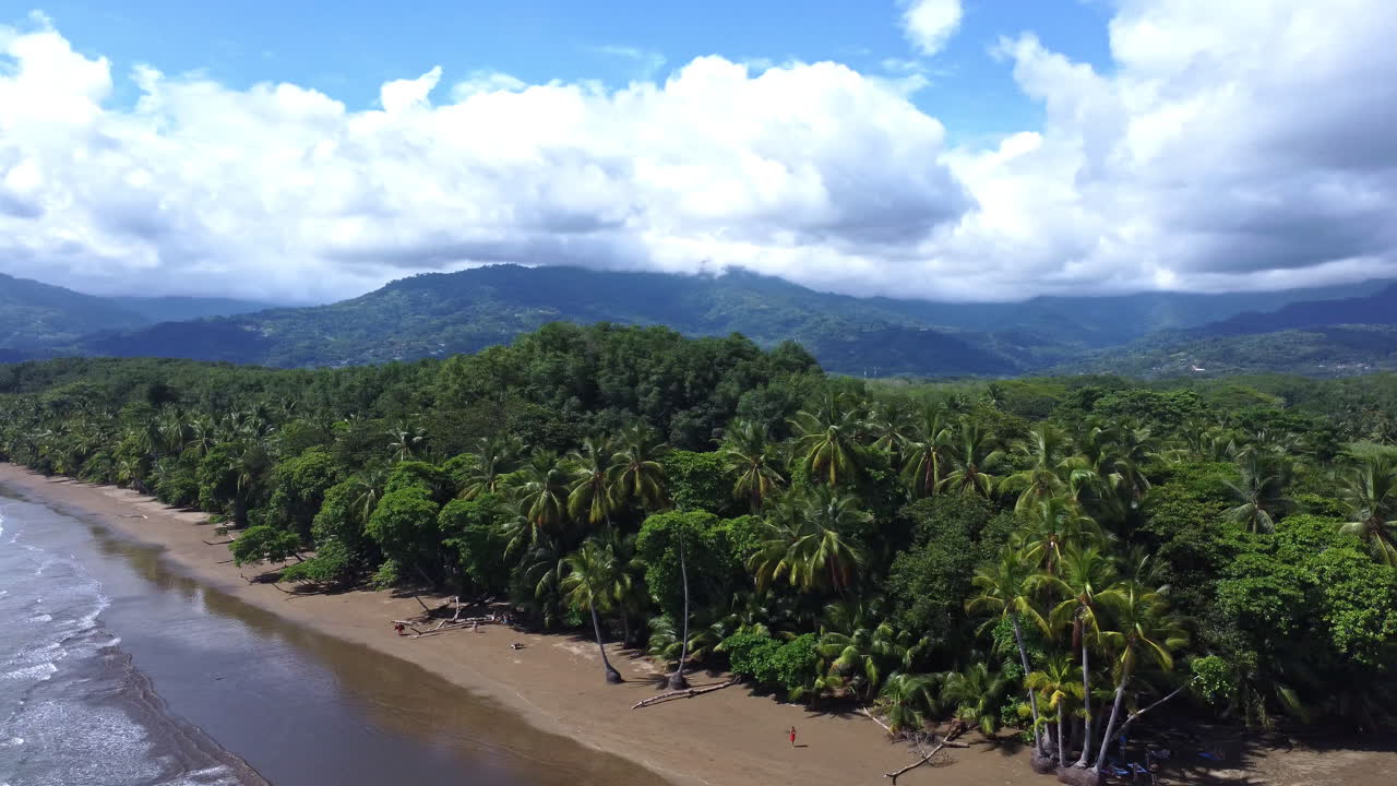 vista panorámica del paisaje aéreo de la playa tropical y el parque natural manuel antonio en costa rica con un cielo nublado