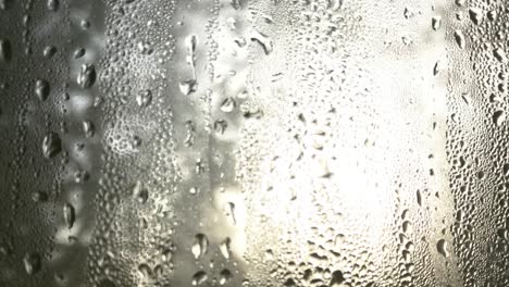 gotas de agua en el cristal de la ventana cayendo en bucle interminable de gráficos de cine