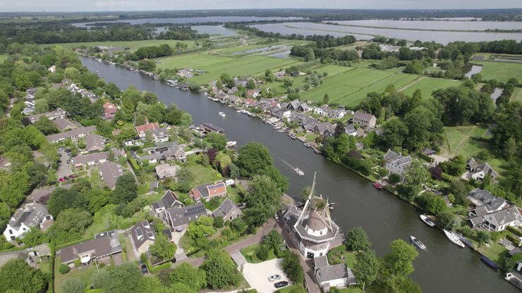 Veduta dall'alto su Loenen a Utrecht - vista dello storico mulino a vento De Hoop