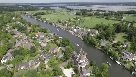 vista de ángulo alto sobre loenen en utrecht - vista del histórico molino de viento de hoop